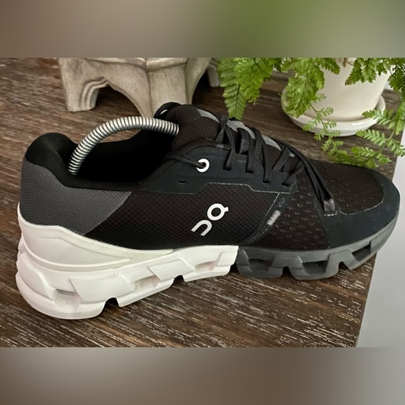 OC Men’s 9 On Cloud Cloudflyer 4 Black/White Athletic Running Sneakers Shoes - Picture 6 of 11